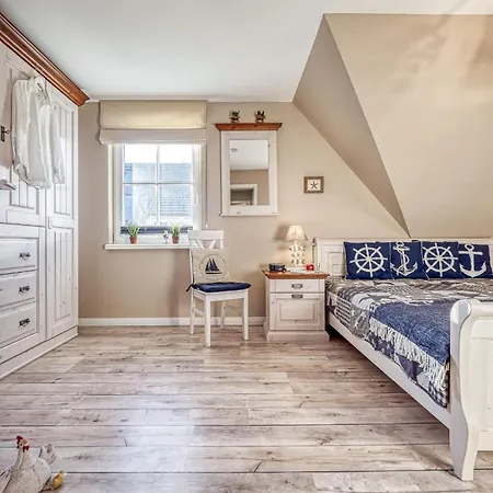 Kranich-kate, Exclusive Reet-doppelhaushaelfte Fuer 6 Personen In Holiday home Zingst