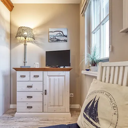 Kranich-kate, Exclusive Reet-doppelhaushaelfte Fuer 6 Personen In * Zingst