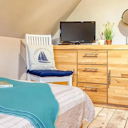 Holiday home Kranich-kate, Exclusive Reet-doppelhaushaelfte Fuer 6 Personen In
