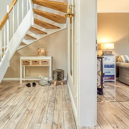 Holiday home Kranich-kate, Exclusive Reet-doppelhaushaelfte Fuer 6 Personen In