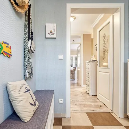 Kranich-kate, Exclusive Reet-doppelhaushaelfte Fuer 6 Personen In * Zingst