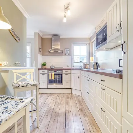 Kranich-kate, Exclusive Reet-doppelhaushaelfte Fuer 6 Personen In Zingst