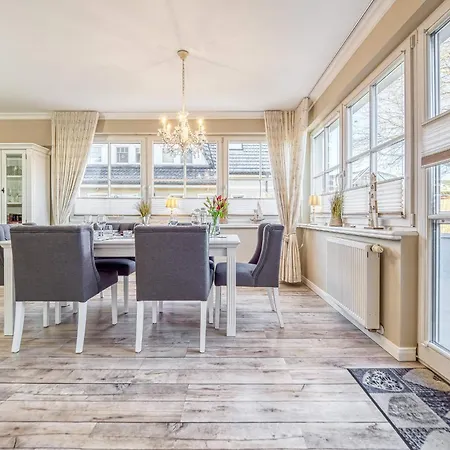 Holiday home Kranich-kate, Exclusive Reet-doppelhaushaelfte Fuer 6 Personen In