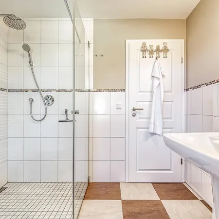 Kranich-kate, Exclusive Reet-doppelhaushaelfte Fuer 6 Personen In Σπίτι διακοπών *