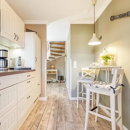Holiday home Kranich-kate, Exclusive Reet-doppelhaushaelfte Fuer 6 Personen In